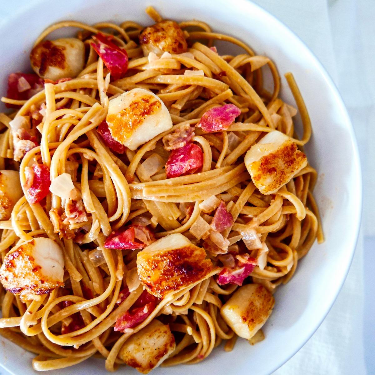pasta-with-scallops-and-bacon-in-bowl.jpg pasta with scallops and bacon in a white bowl.