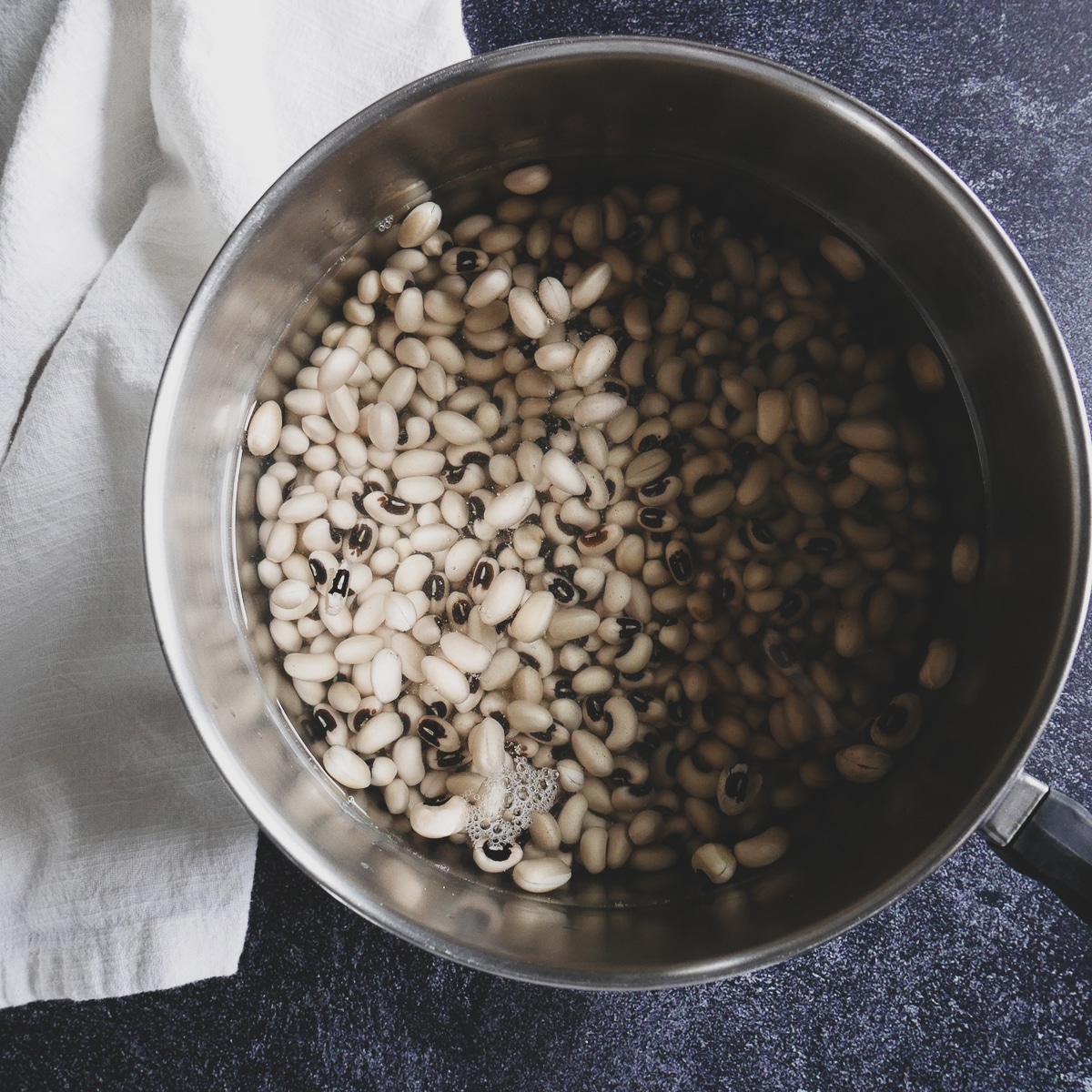 black-eyed-peas-soaking-in-water.jpg black eyed peas soaking in a pot of water.