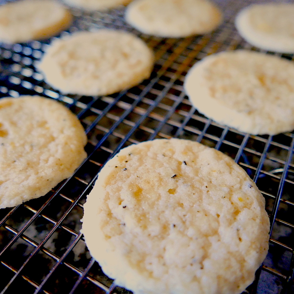 Cookies placed on a cooling rack. 