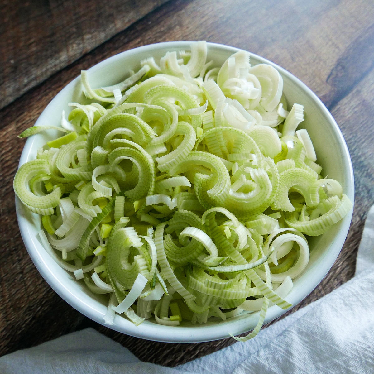 bowl-of-sliced-leeks.jpg bowl of sliced leeks with a white napkin.