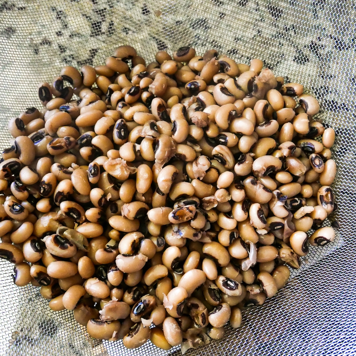 cooked-black-eyed-peas.jpg cooked black eyed peas drained in a colander.