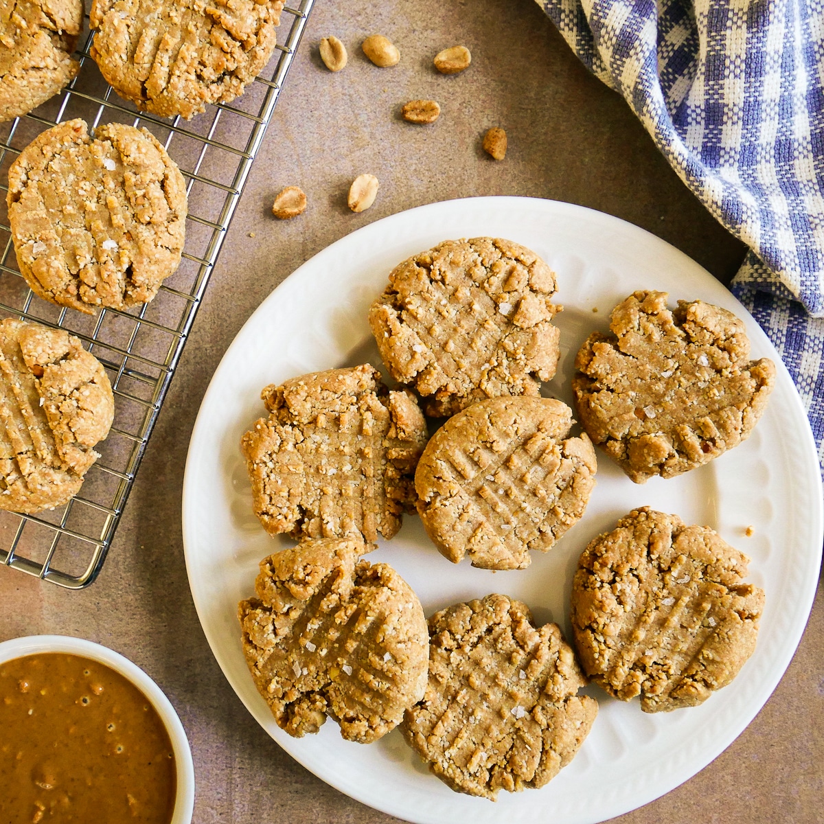 Freshly baked cookies placed on cooling rack.