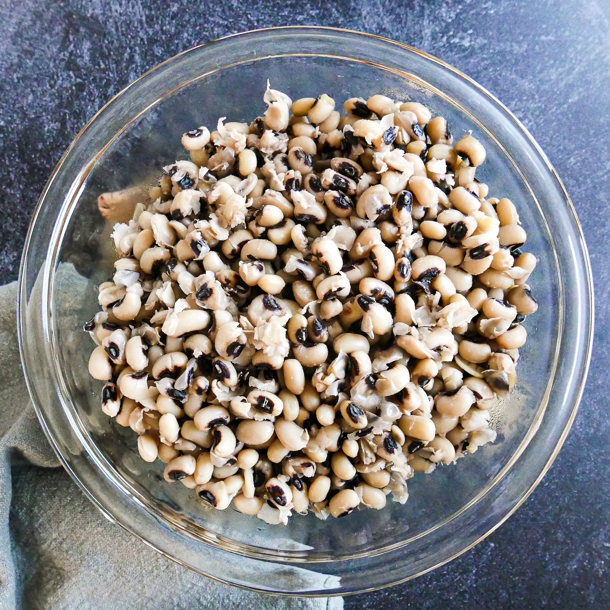 Cooked and drained black eyed peas in a colander.