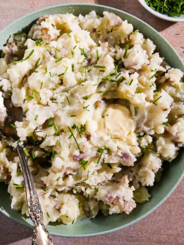 Creamy mashed potatoes garnished with fresh chives.