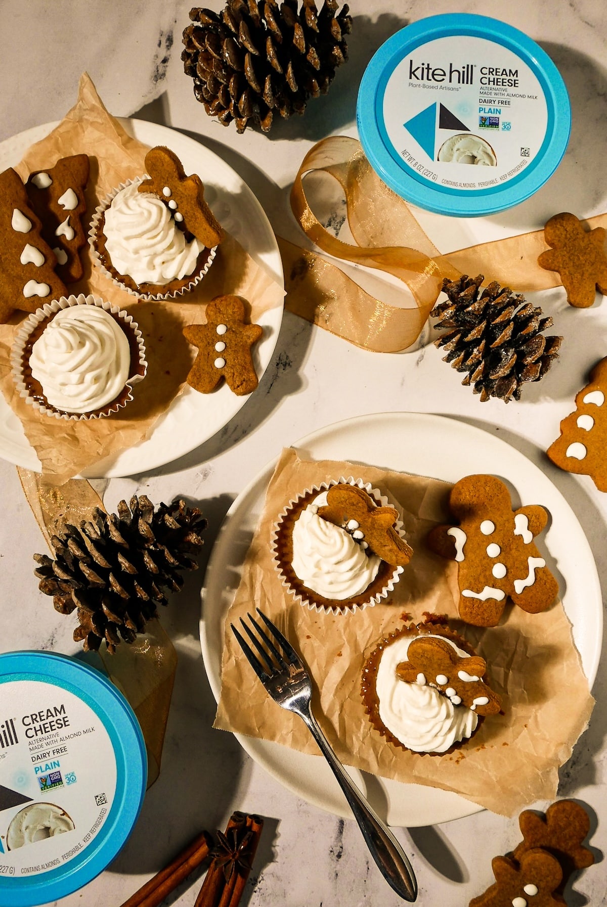 cheesecake.jpg gingerbread cheesecakes on a plate.