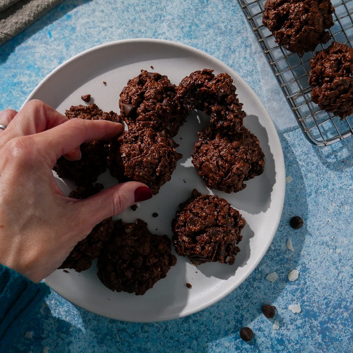 chocolate-chip-macaroons.jpg Crispy chocolate chip macaroons on a plate.
