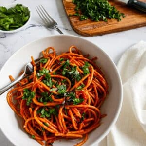 caramelized shallot pasta without anchovies in a bowl.