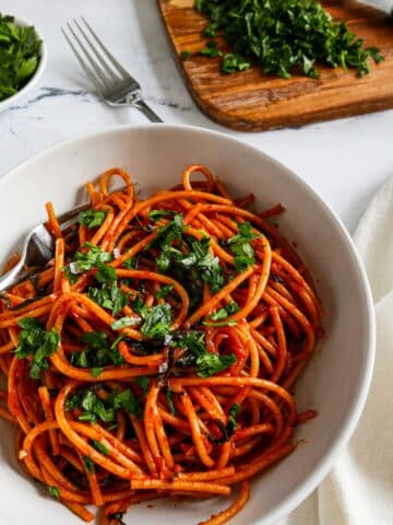 caramelized shallot pasta without anchovies in a bowl.