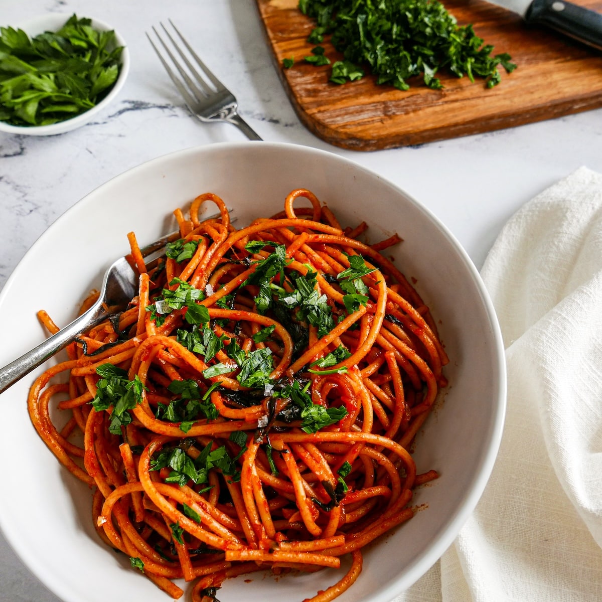 caramelized-shallot-pasta.jpg caramelized shallot pasta without anchovies in a bowl.