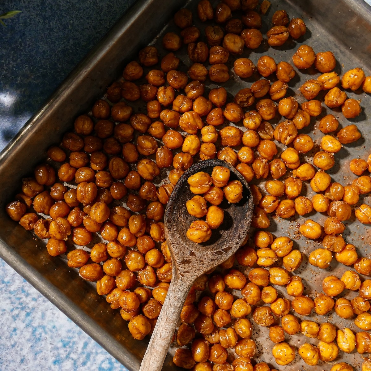 crispy-roasted-chickpeas.jpg Crispy roasted chickpeas with garlic.